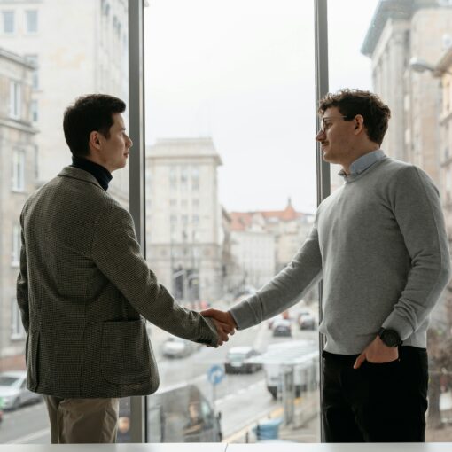 Zwei Menschen im Unternehmen zeigen starkes Vertrauen in die gegenseitige Arbeit.