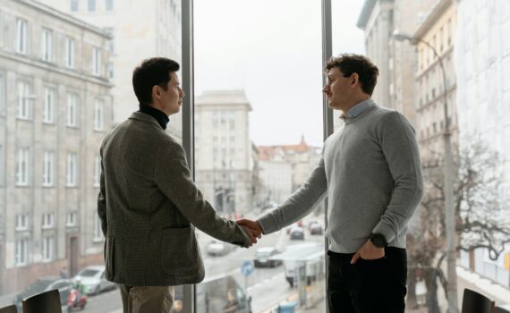 Zwei Menschen im Unternehmen zeigen starkes Vertrauen in die gegenseitige Arbeit.
